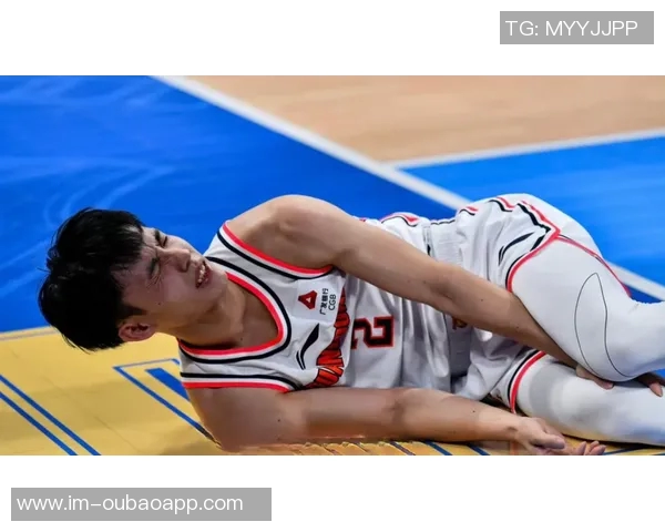 徐杰遭遇膝盖撞击半场表现不佳仅得1分1板1助离场受伤